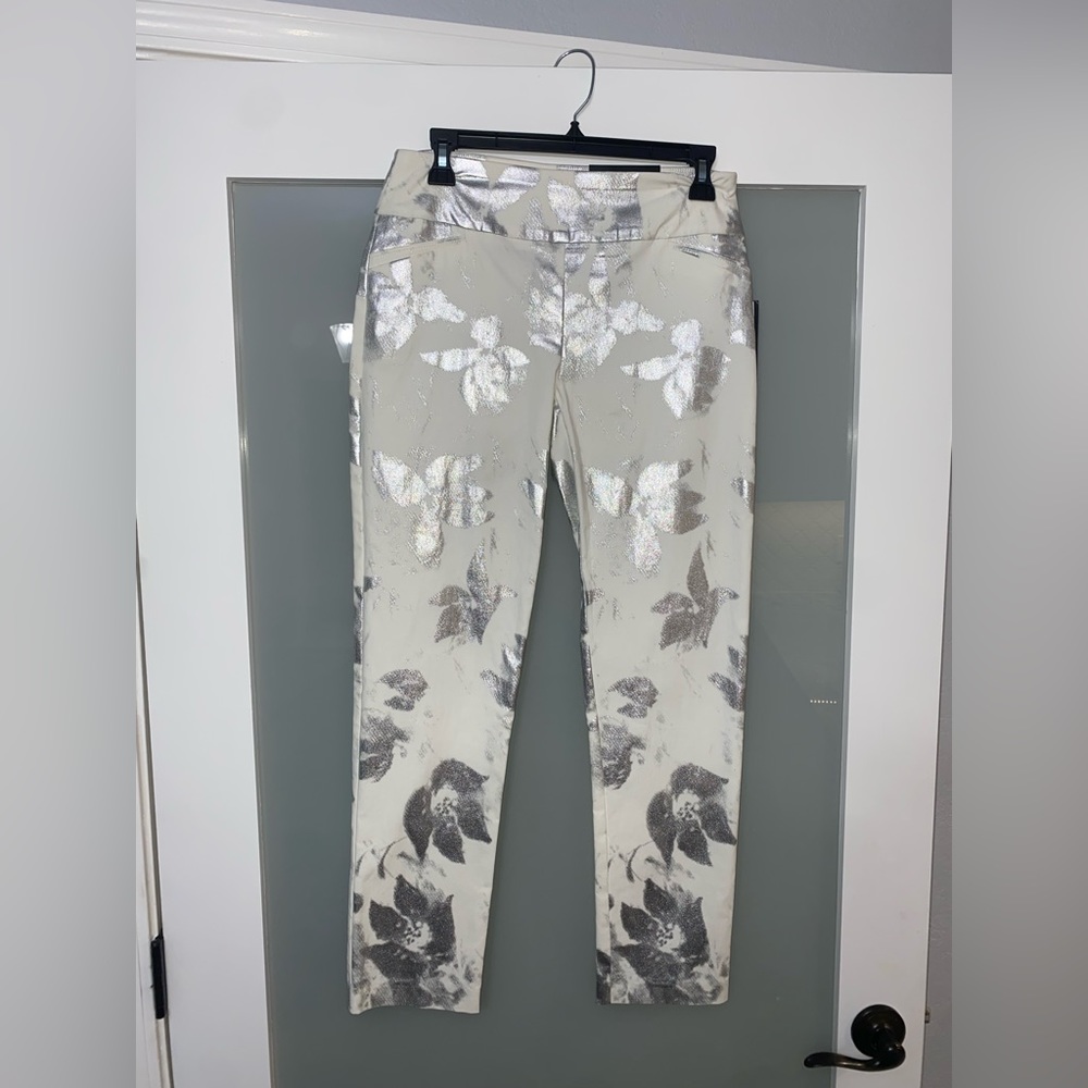 Attyre New York slim leg sits natural at waist size 4